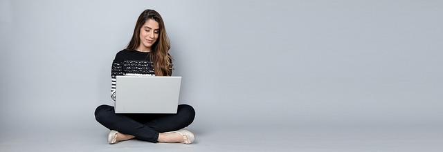 žena koukající do laptopu